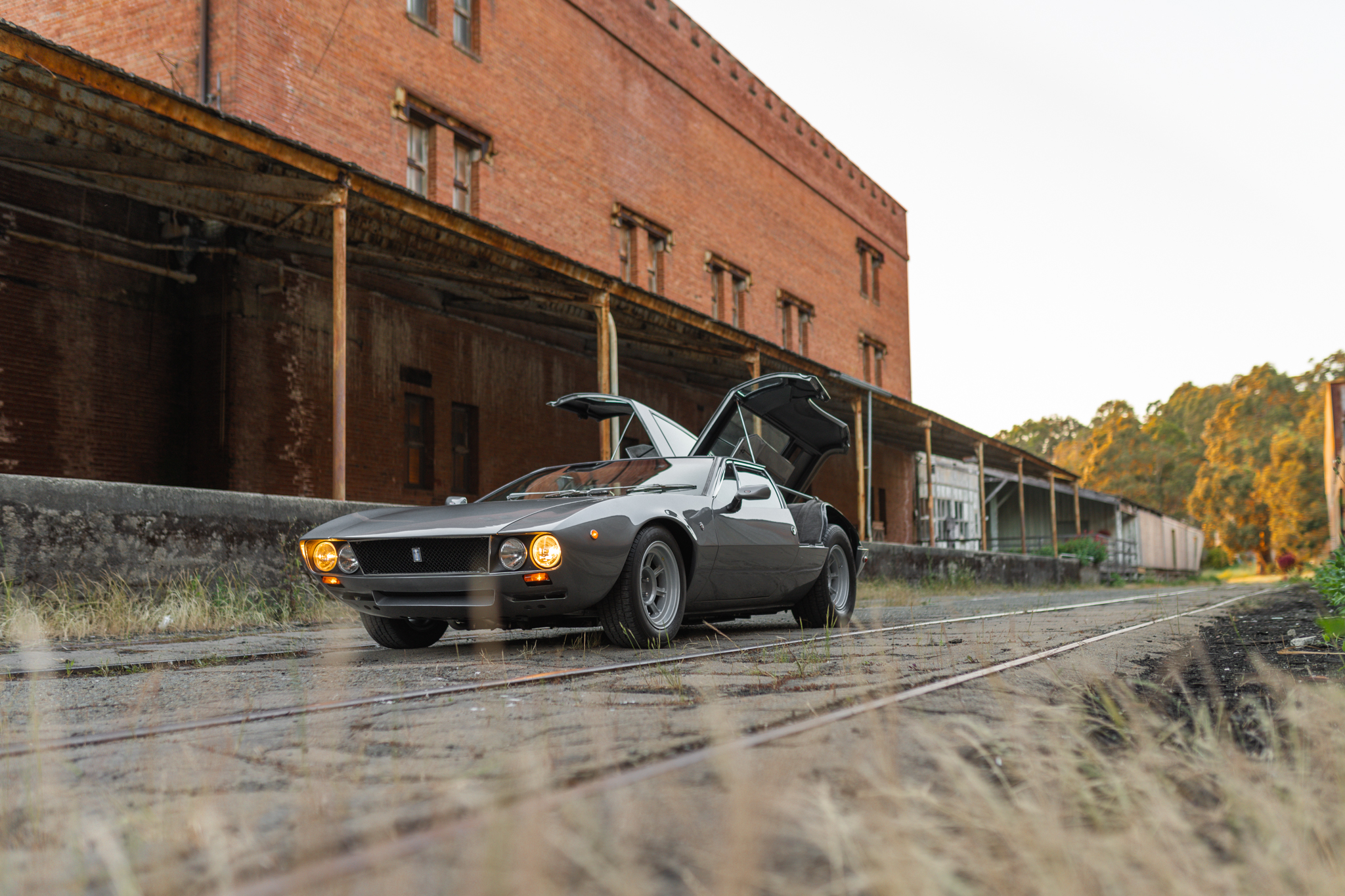 Three-quarter front view of a 1969 gray De Tomaso Mangusta