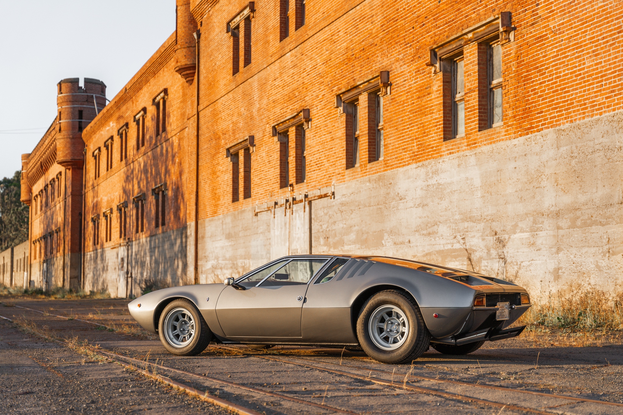 Three-quarter rear view of a 1969 gray De Tomaso Mangusta