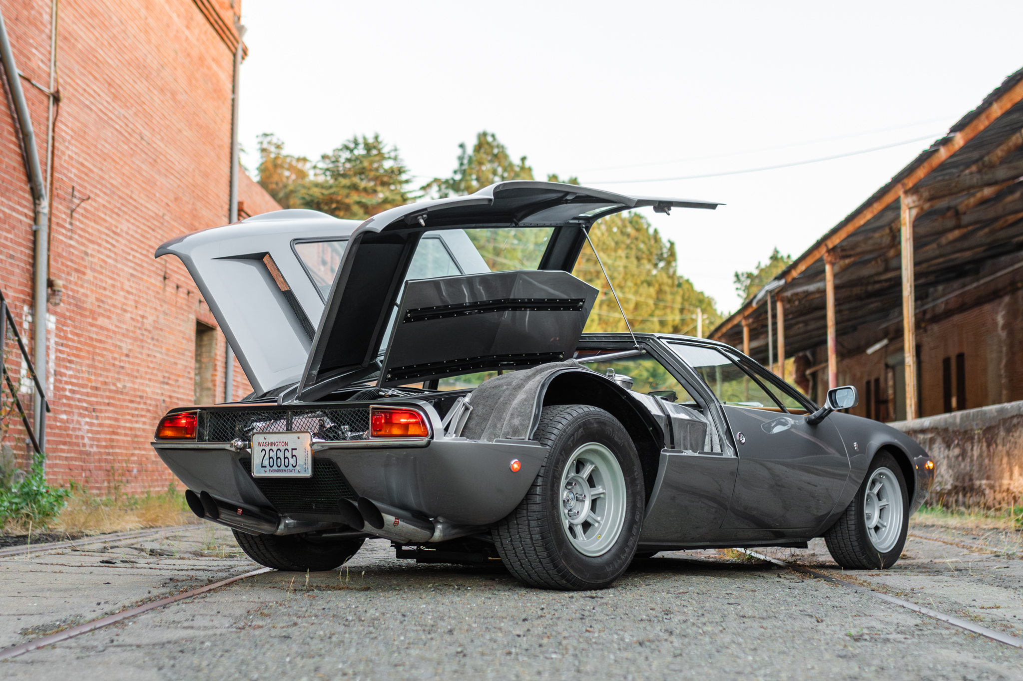 Three-quarter rear view of a 1969 gray De Tomaso Mangusta