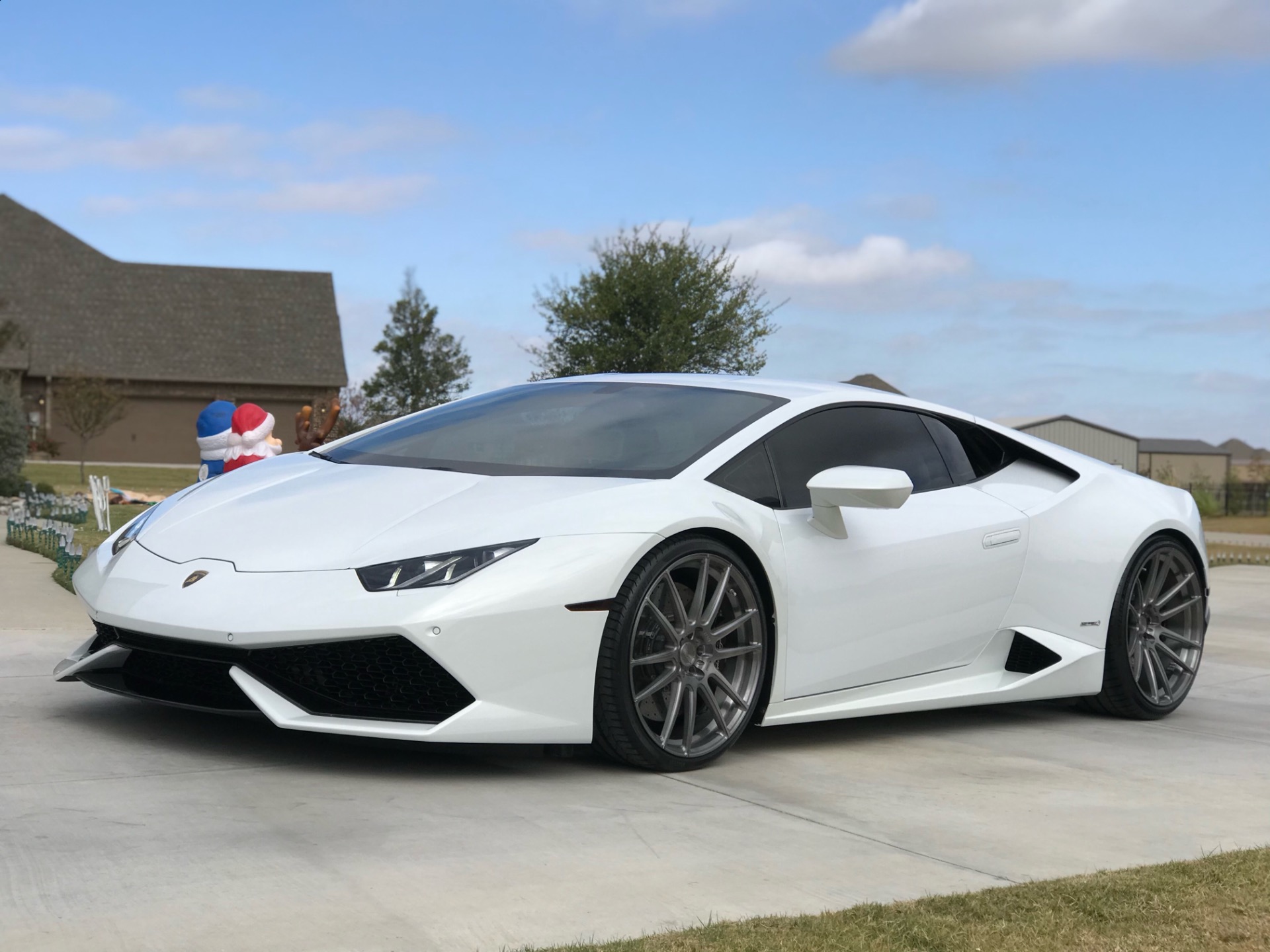 Three-quarter side view of a 2015 white Lamborghini Hurcan