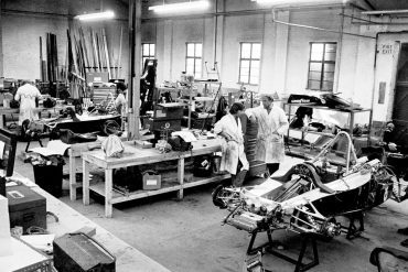 Shadow’s F1 race shop in England in 1973, where the reporter and his camera were cheerfully admitted and left to prowl as he pleased. Photo: Pete Lyons / www.petelyons.com
