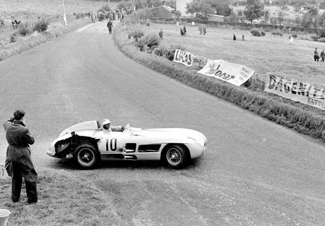 For the 1955 running of the RAC’s Tourist Trophy at Dundrod, Ireland, Moss and co-driver John Fitch managed to emerge victorious over Jaguar-mounted Mike Hawthorn and Desmond Titterington despite late-race rain and an exploding tire,—the visible legacy of which is the missing fender shown here.
