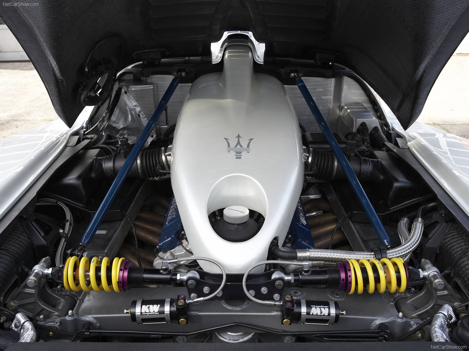 Двигатель мазерати. Maserati mc12 мотор. Maserati mc12 двигатель. Maserati mc12 ГРМ. Мотор Мазерати v12.
