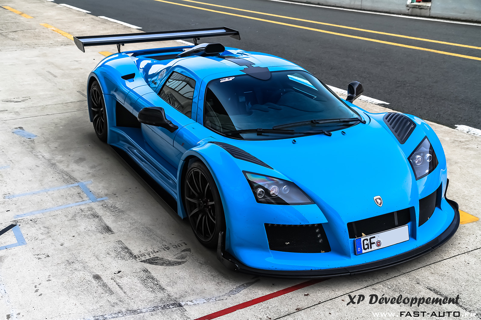 синий спортивный автомобиль Gumpert Apollo бесплатно