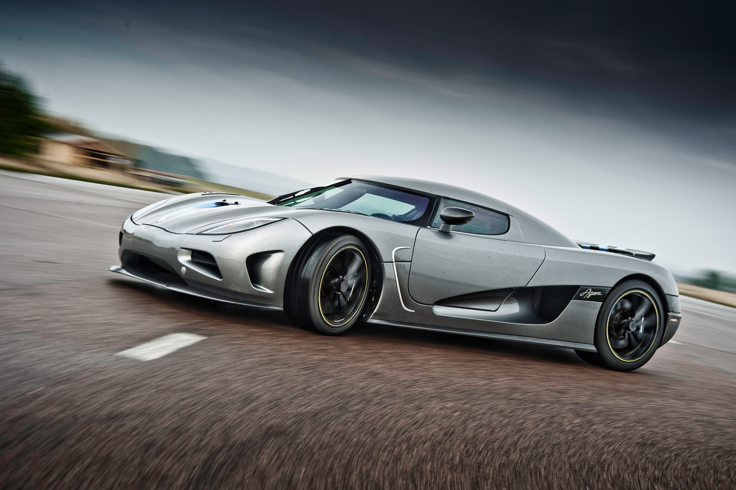 серый автомобиль koenigsegg agera без смс