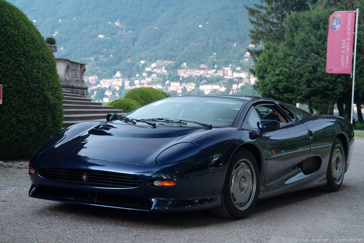 Jaguar XJ220