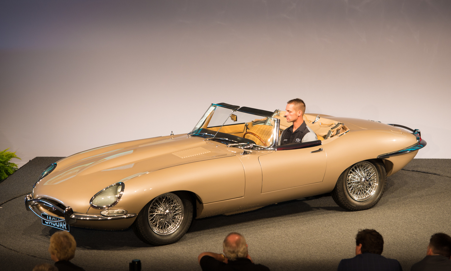 1965 Jaguar E-Type 4.2 Roadster Gallery