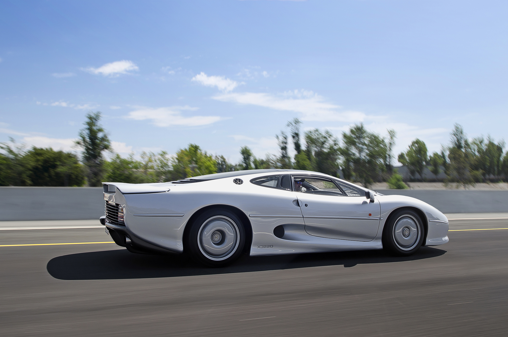 Jaguar XJ220 Gallery