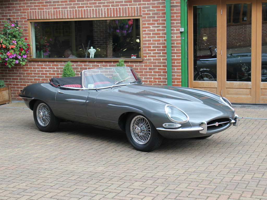 1965 Jaguar E-Type 4.2 Roadster Gallery