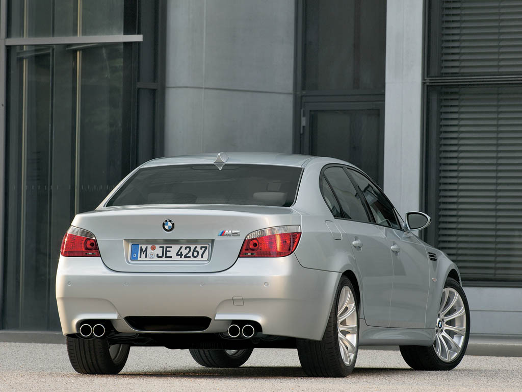 BMW M5 (2005) - pictures, information & specs