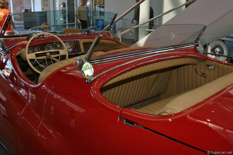 CHRYSLER NEWPORT DUAL COWL PHAETON LEBARON 1941 GOLD 1:43 Matrix Scale Models