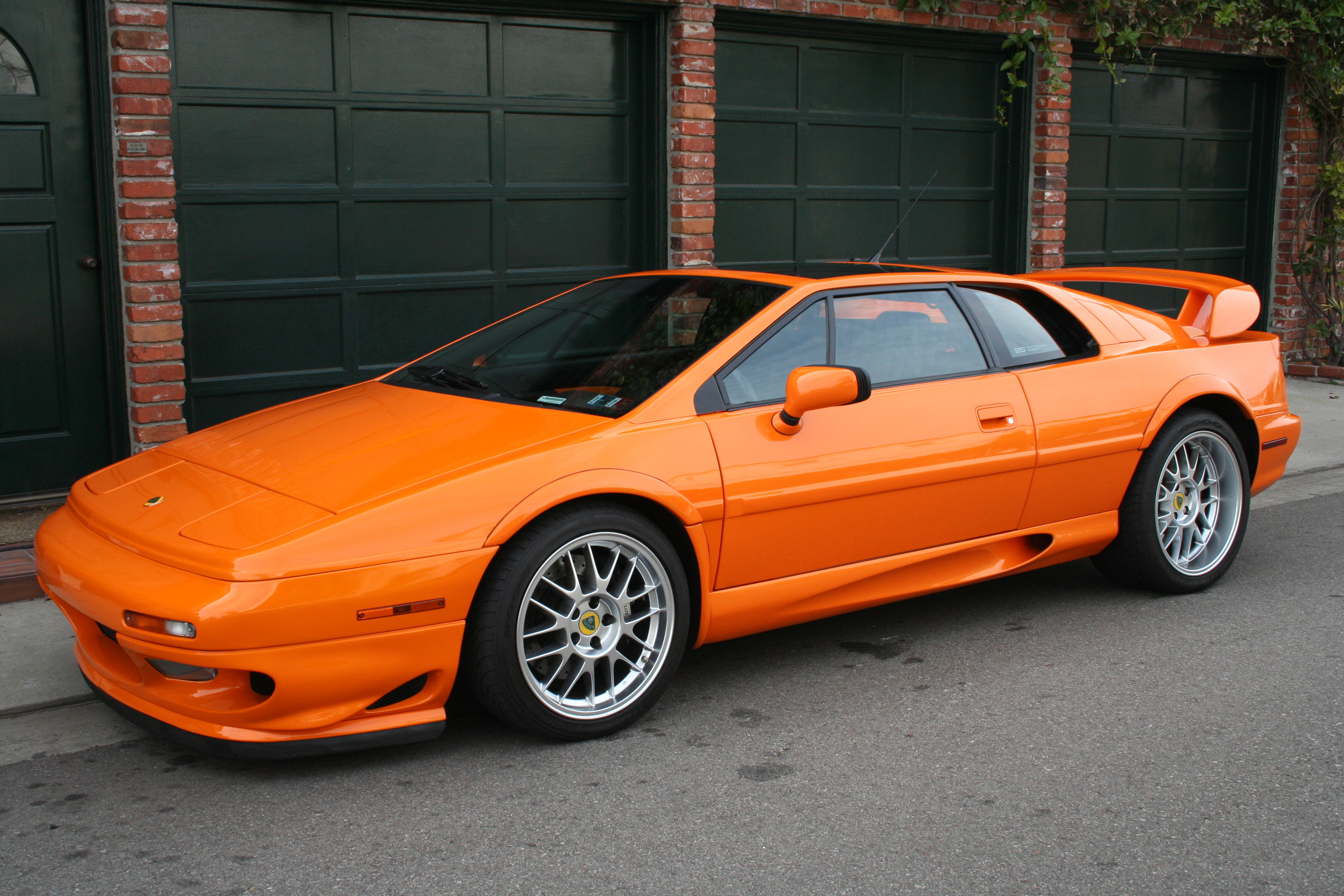 Lotus Esprit V8 - Ultimate Guide