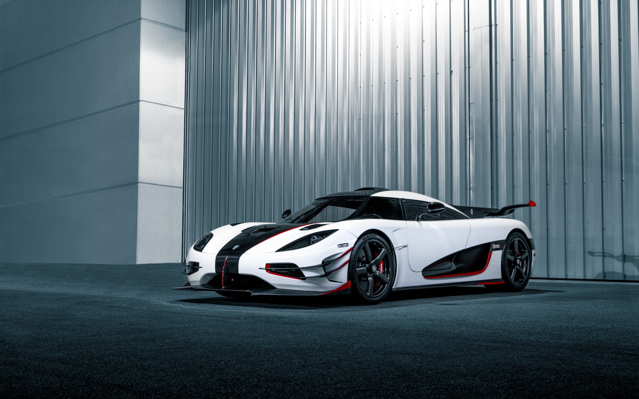 белый спортивный автомобиль koenigsegg agera r без смс