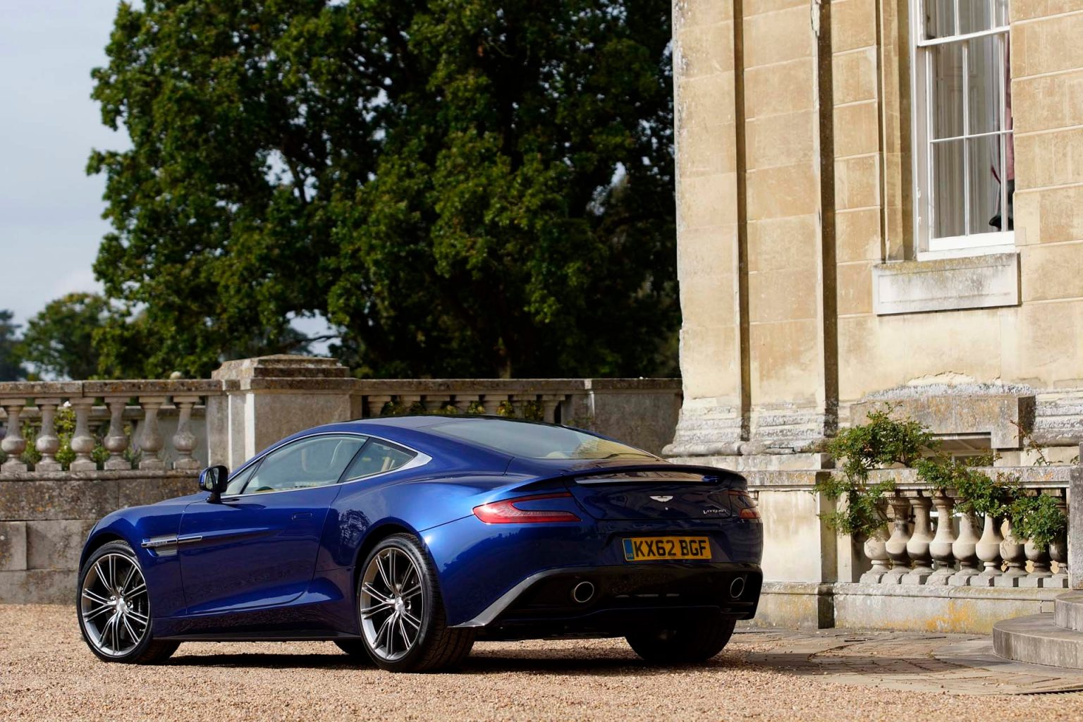 Астон Мартин Vantage синий