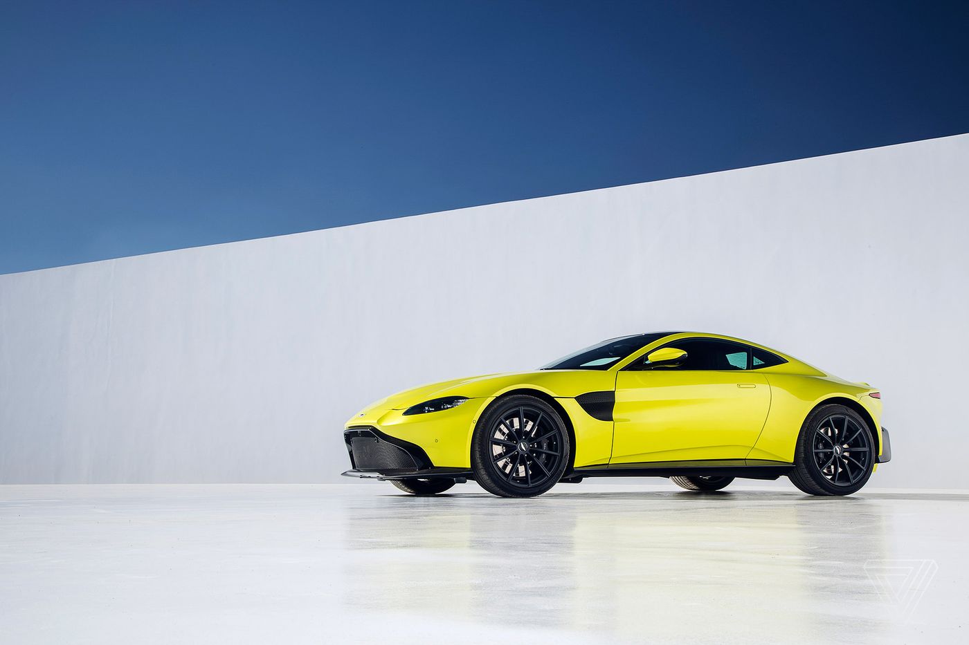 New Aston Martin Vantage Pictures