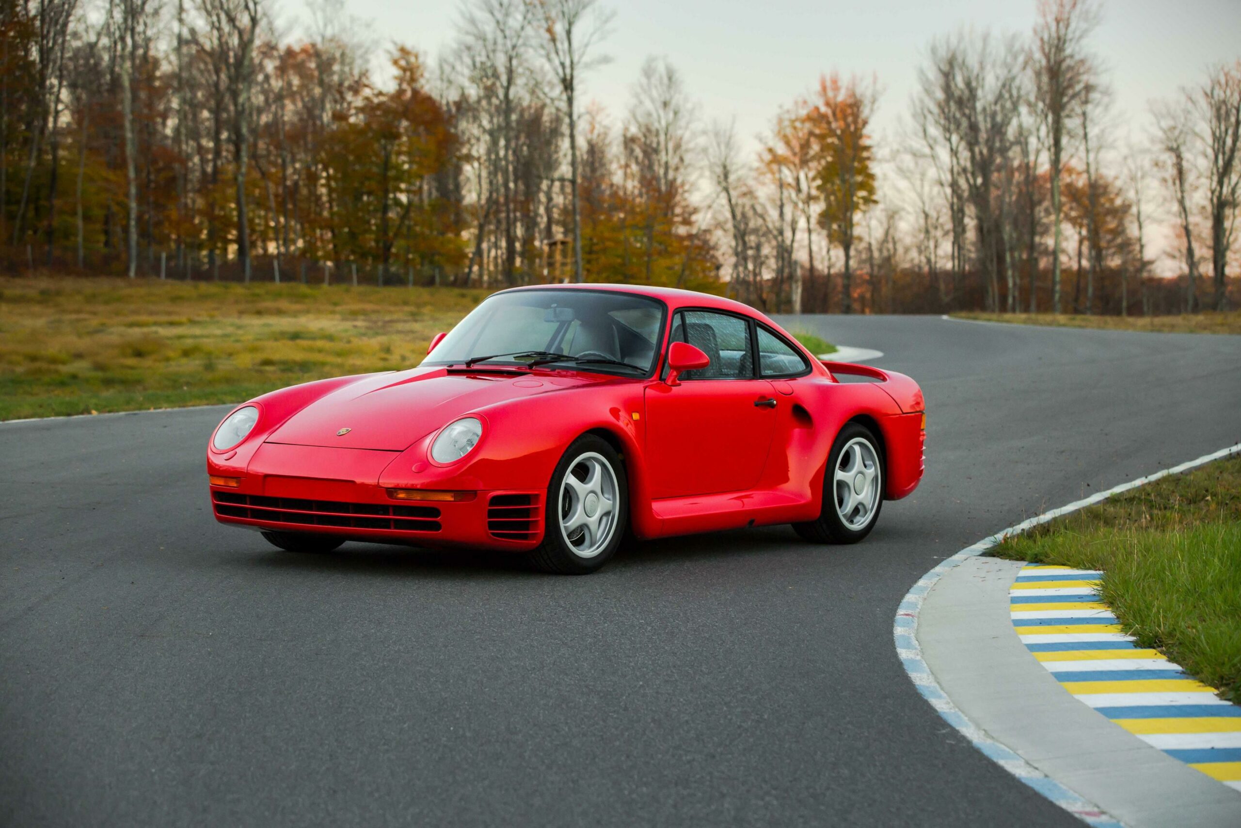 Porsche 959 parked on track