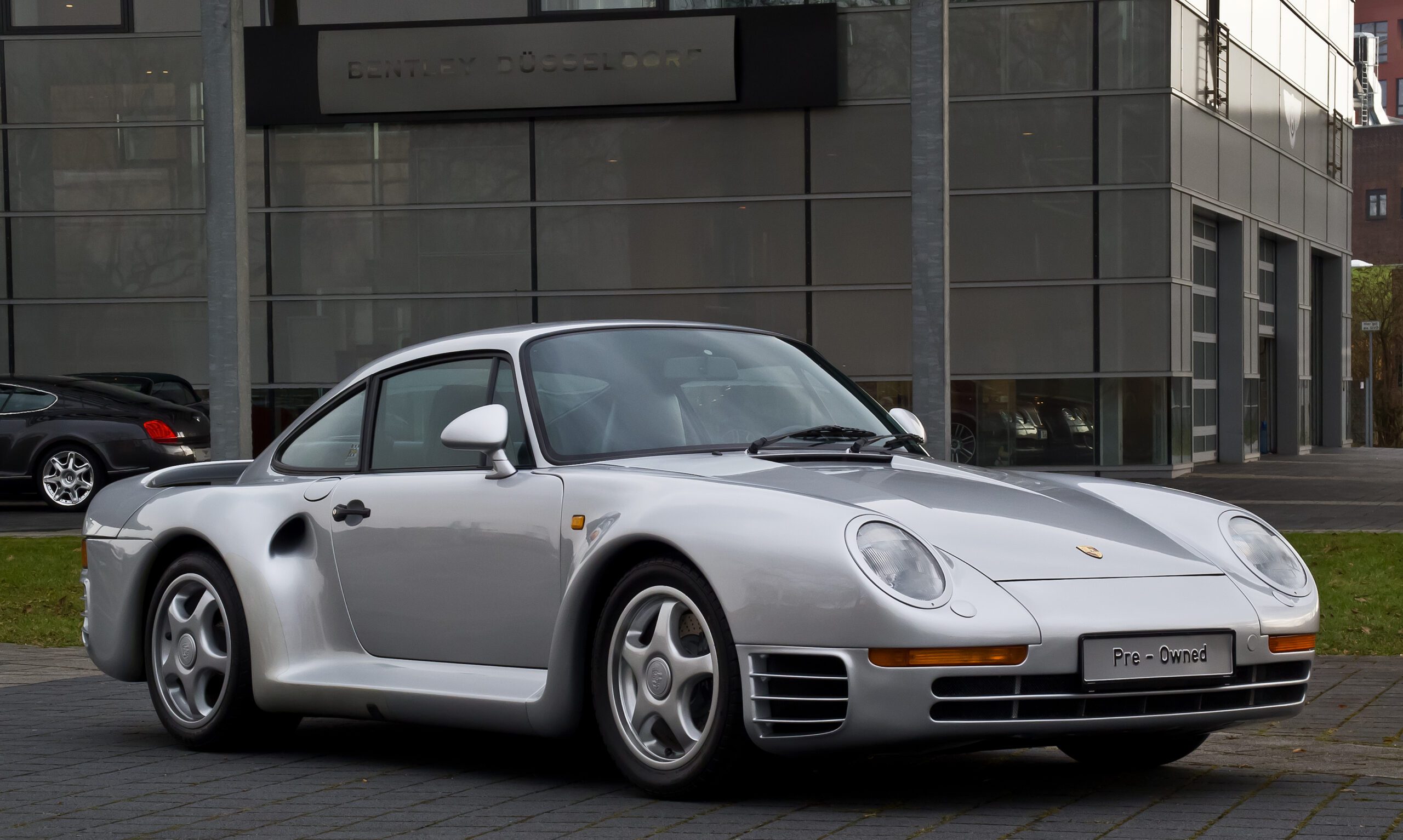 Porsche 959 used model from wikimedia commons