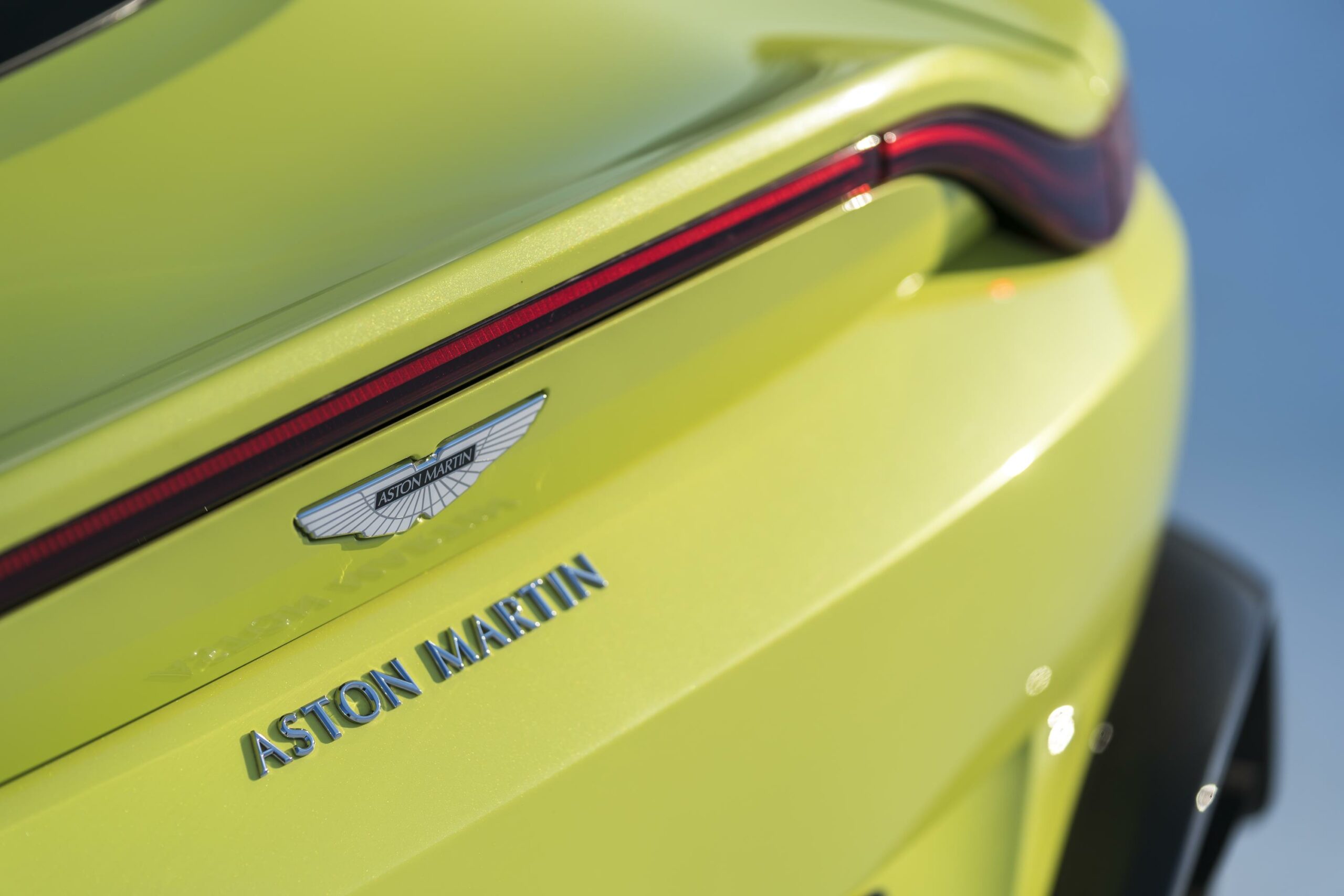 15- Aston Martin V8 Vantage