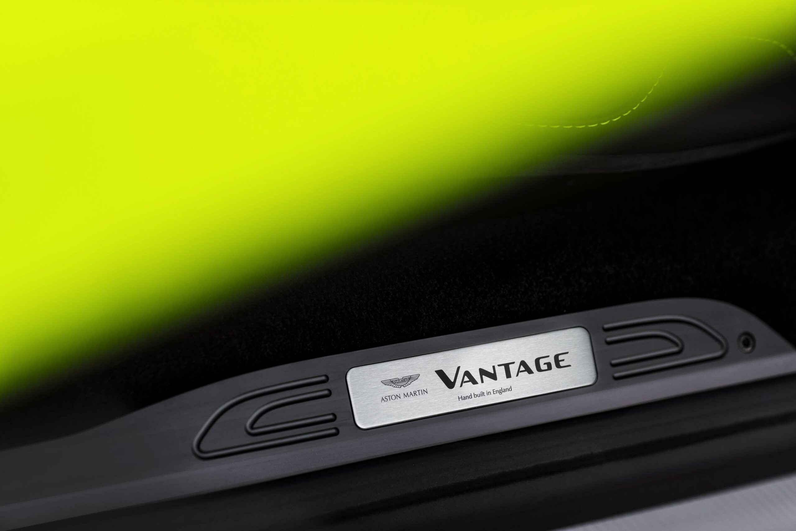 19- Aston Martin V8 Vantage
