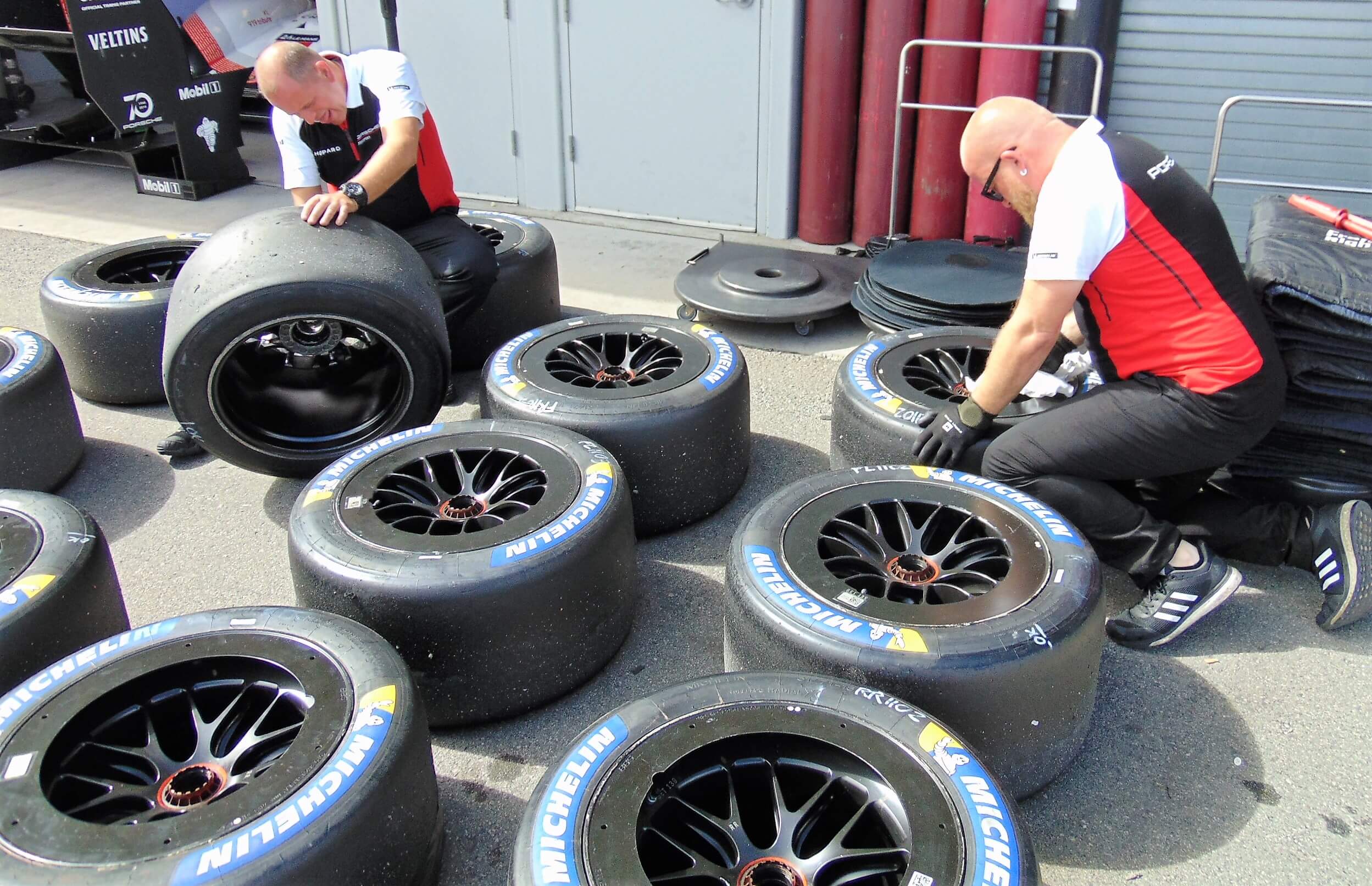 Mechanics readying tires for Porsche 919 Evo