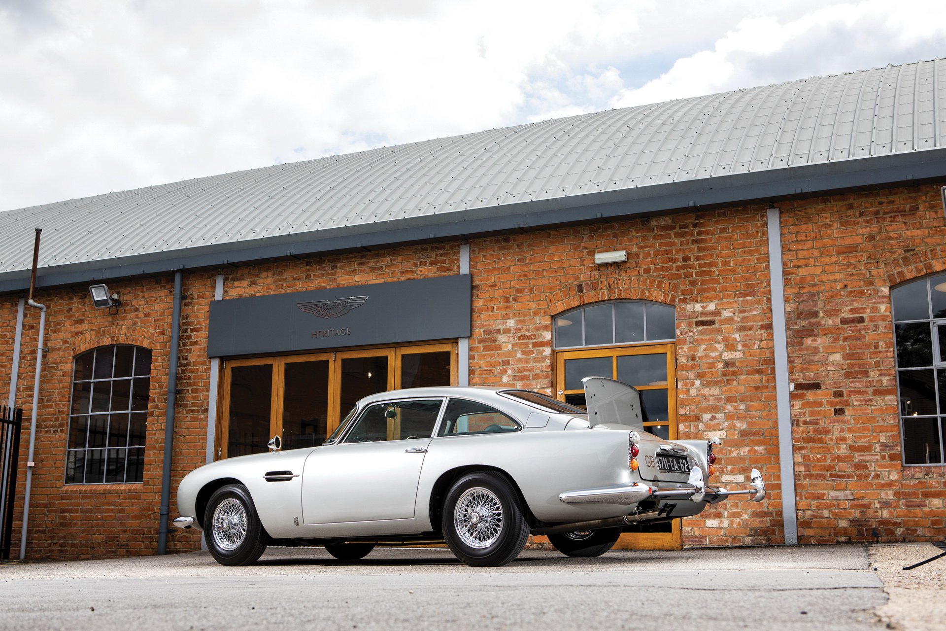 Aston Martin DB5 Bond car