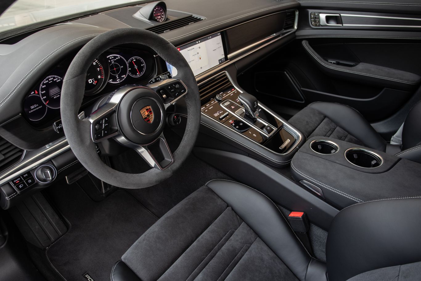 2019 Porsche Panamera GTS Sport Turismo interior