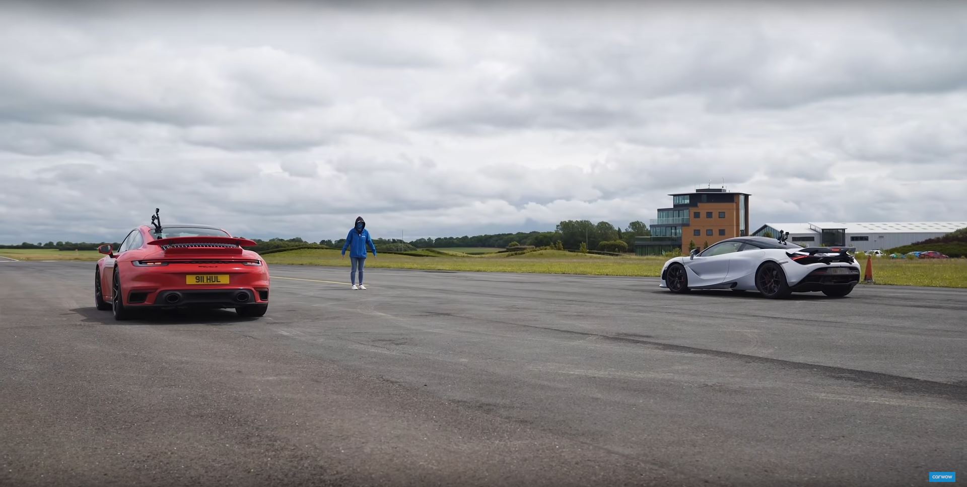 Porsche 992 911 Turbo S vs McLaren 720S