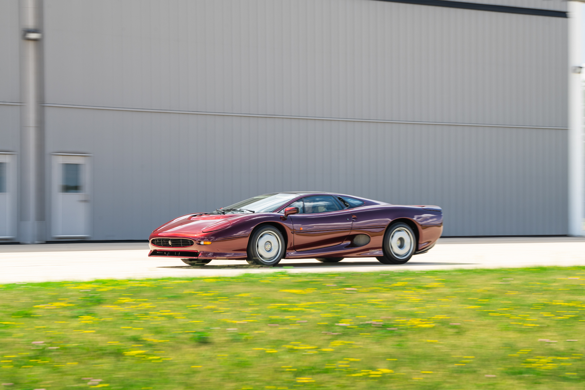 Jaguar XJ220