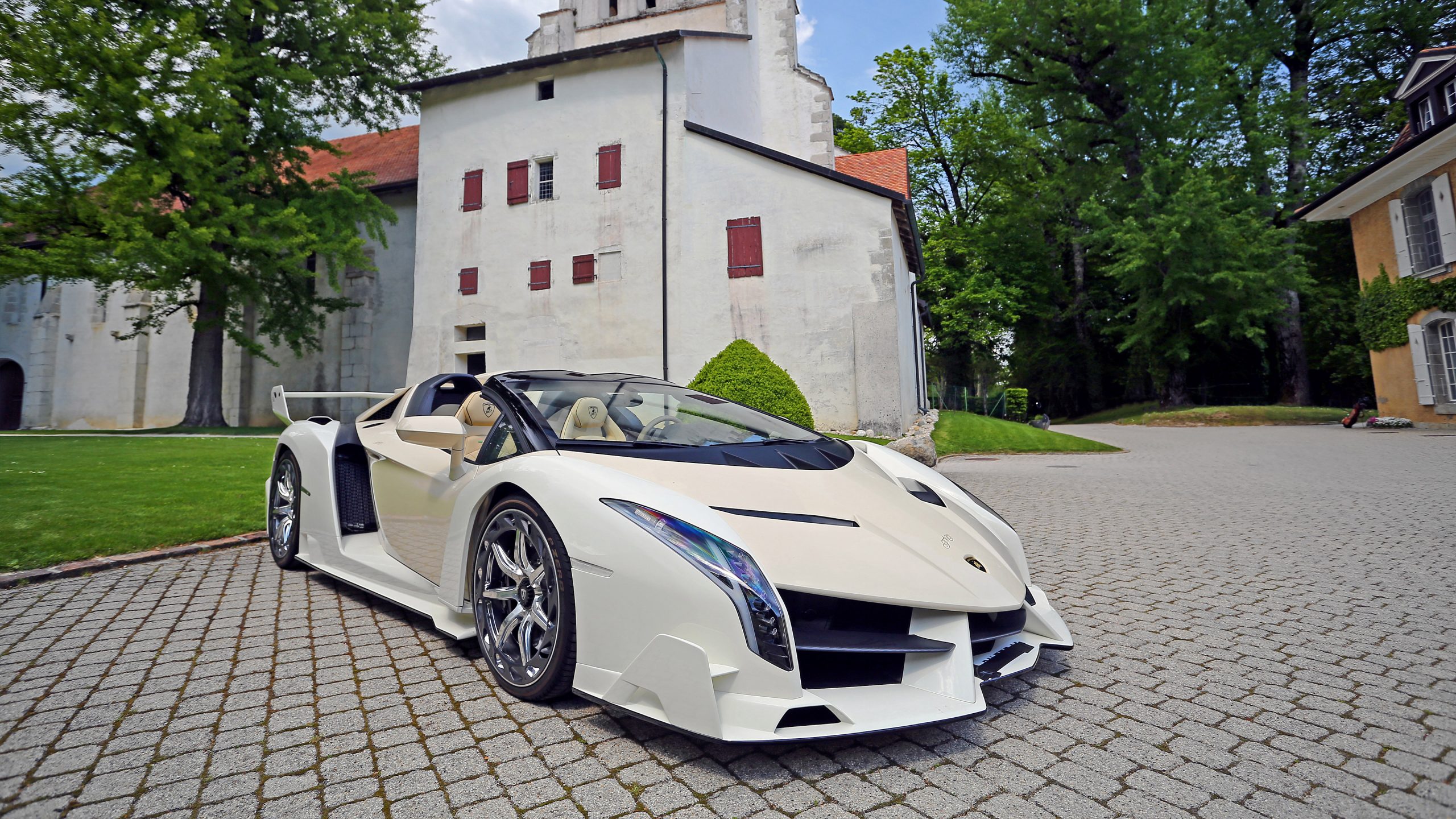 Lamborghini Veneno Roadster белая