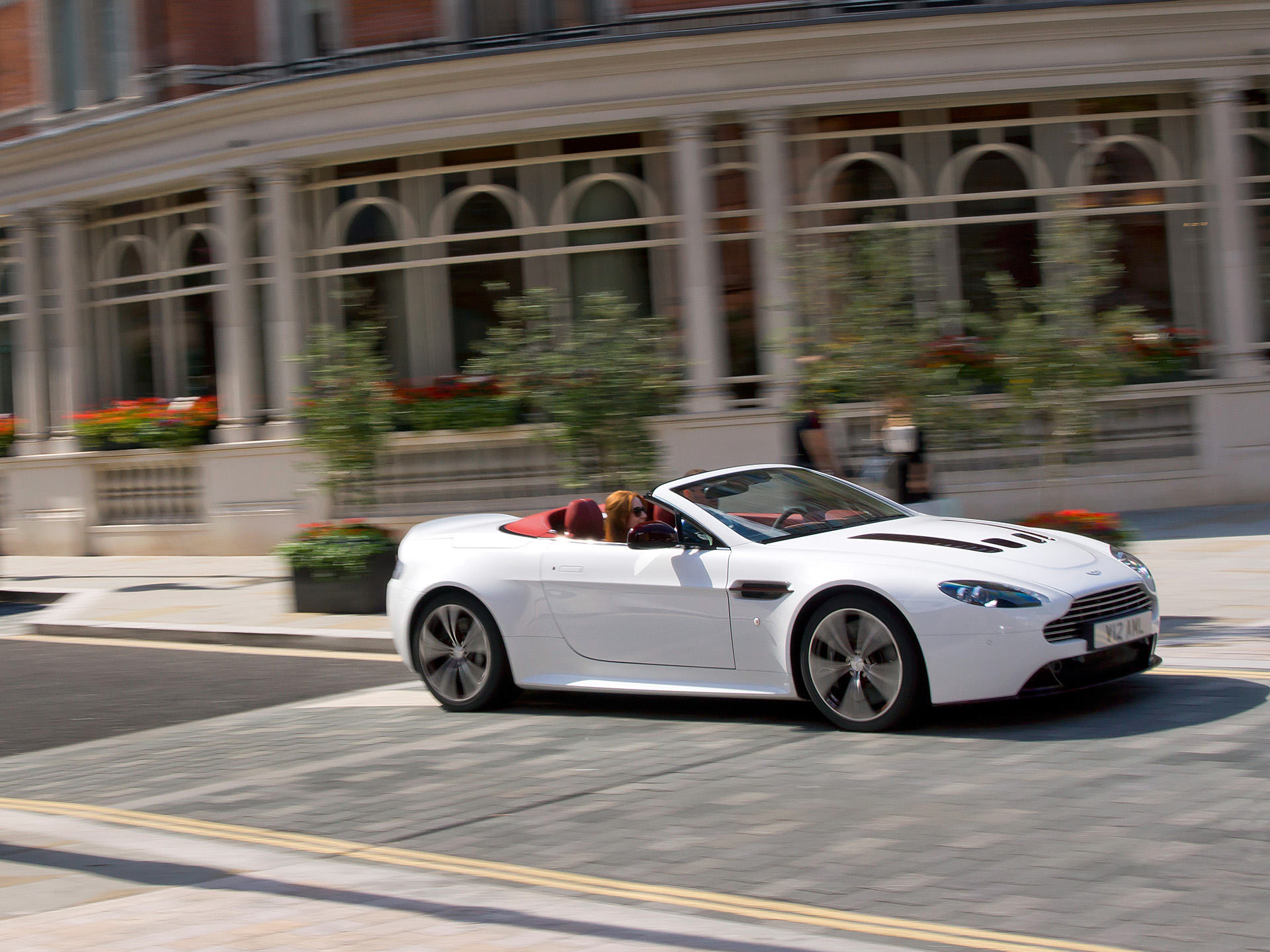 Aston Martin Vantage v 12 2013