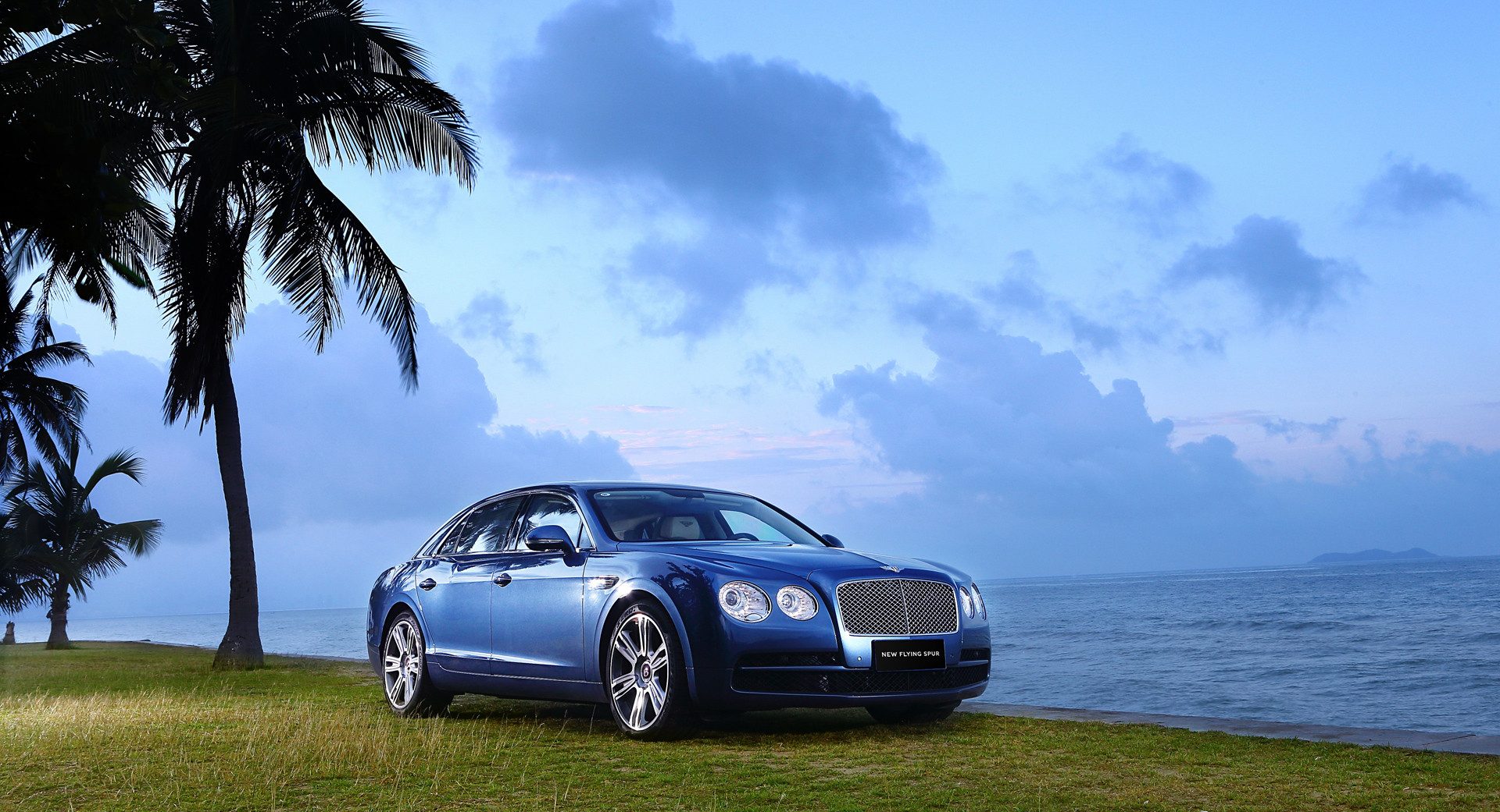 B o car. Bentley Flying Spur 2023. Красивые автомобили. Машина на фоне моря. Фотообои машина.