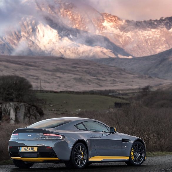 22017 Aston Martin V12 Vantage S