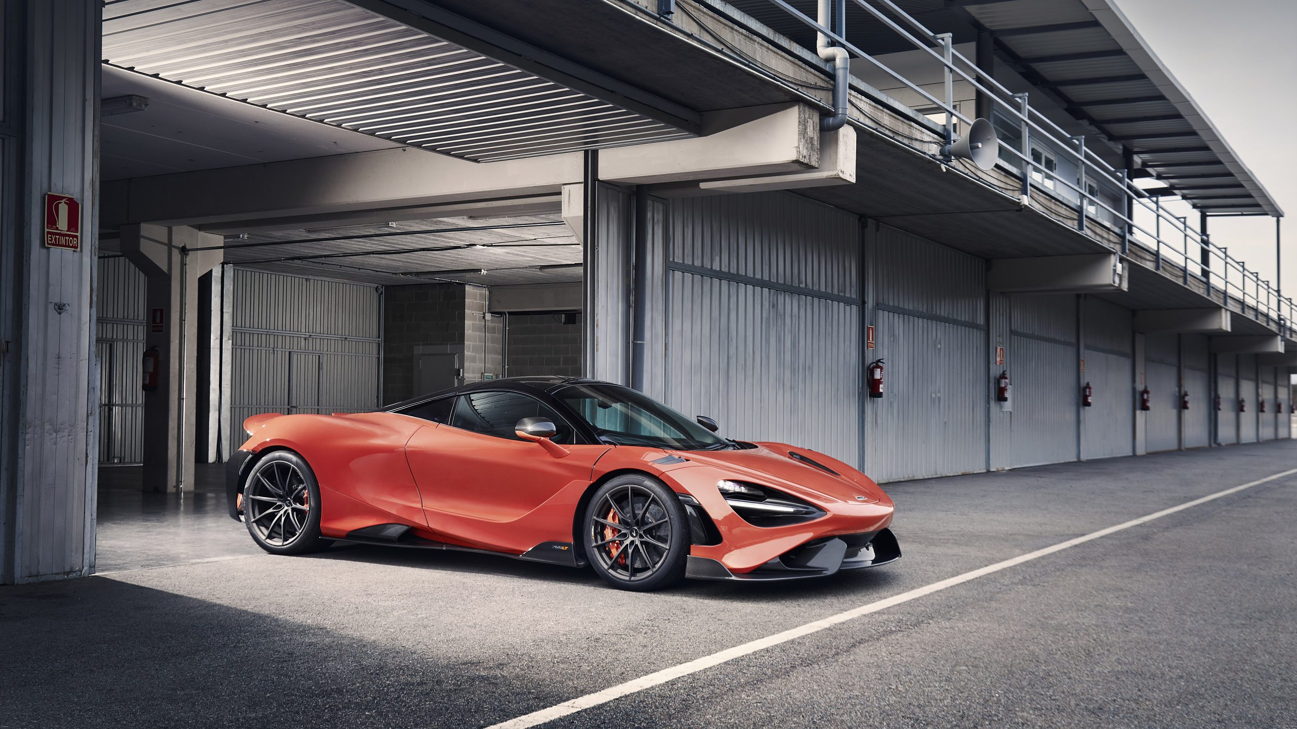 2021 McLaren 765LT review: Above and beyond - CNET