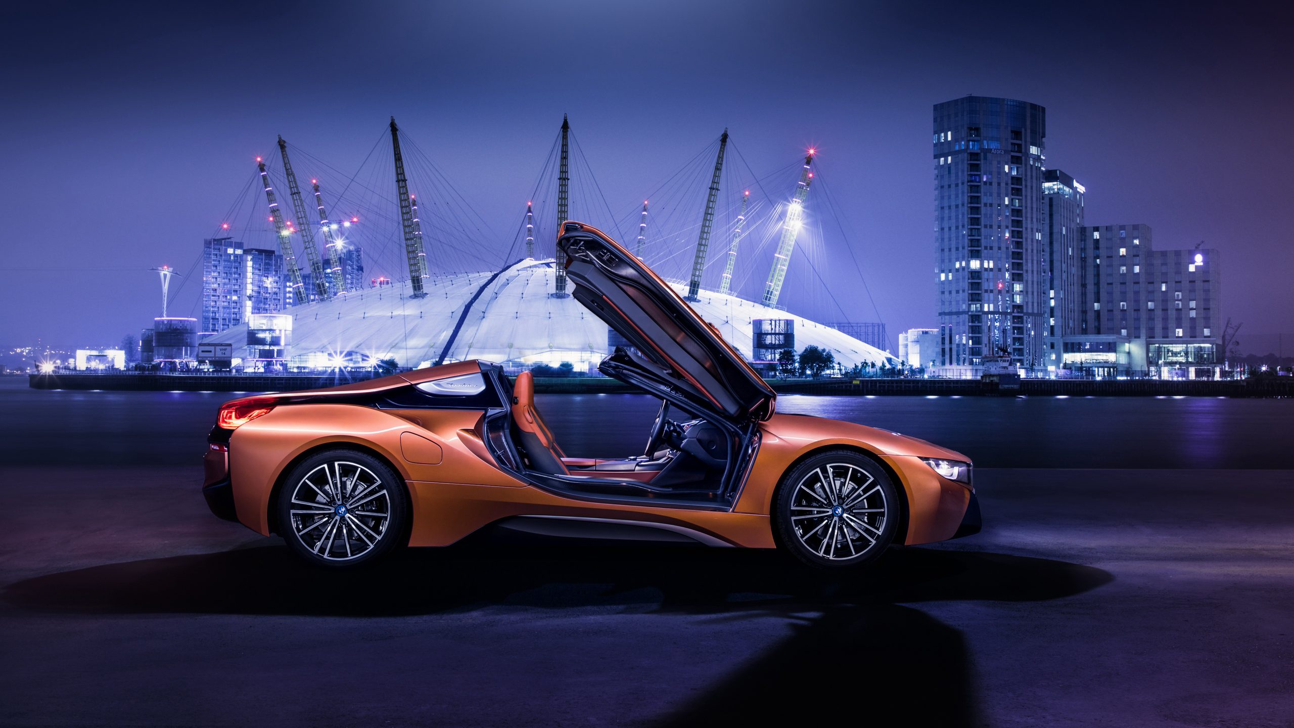 BMW i8 на ночном городе