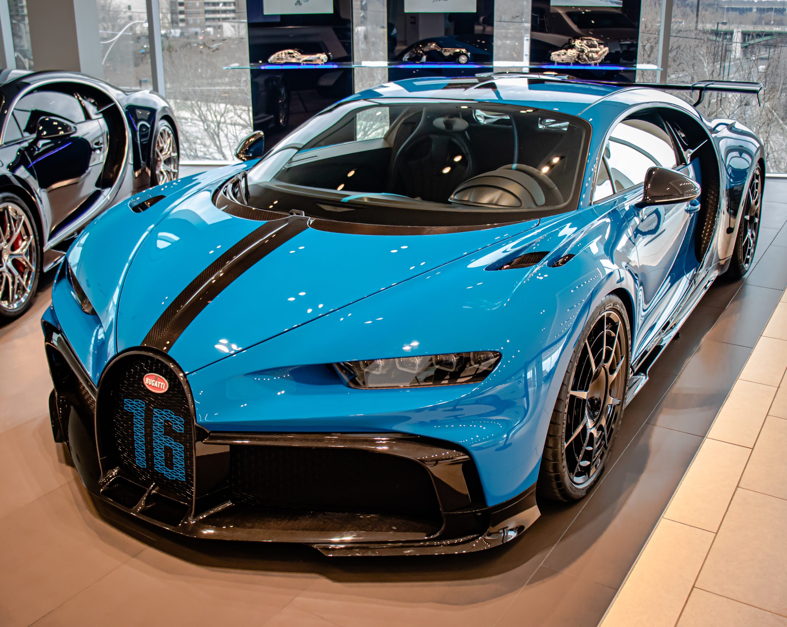 Покажи bugatti chiron. Бугатти ЧИРОН. Бугатти ЧИРОН спорт 300. Бугатти Шерон Pur Sport. Бугатти Chiron Sport.