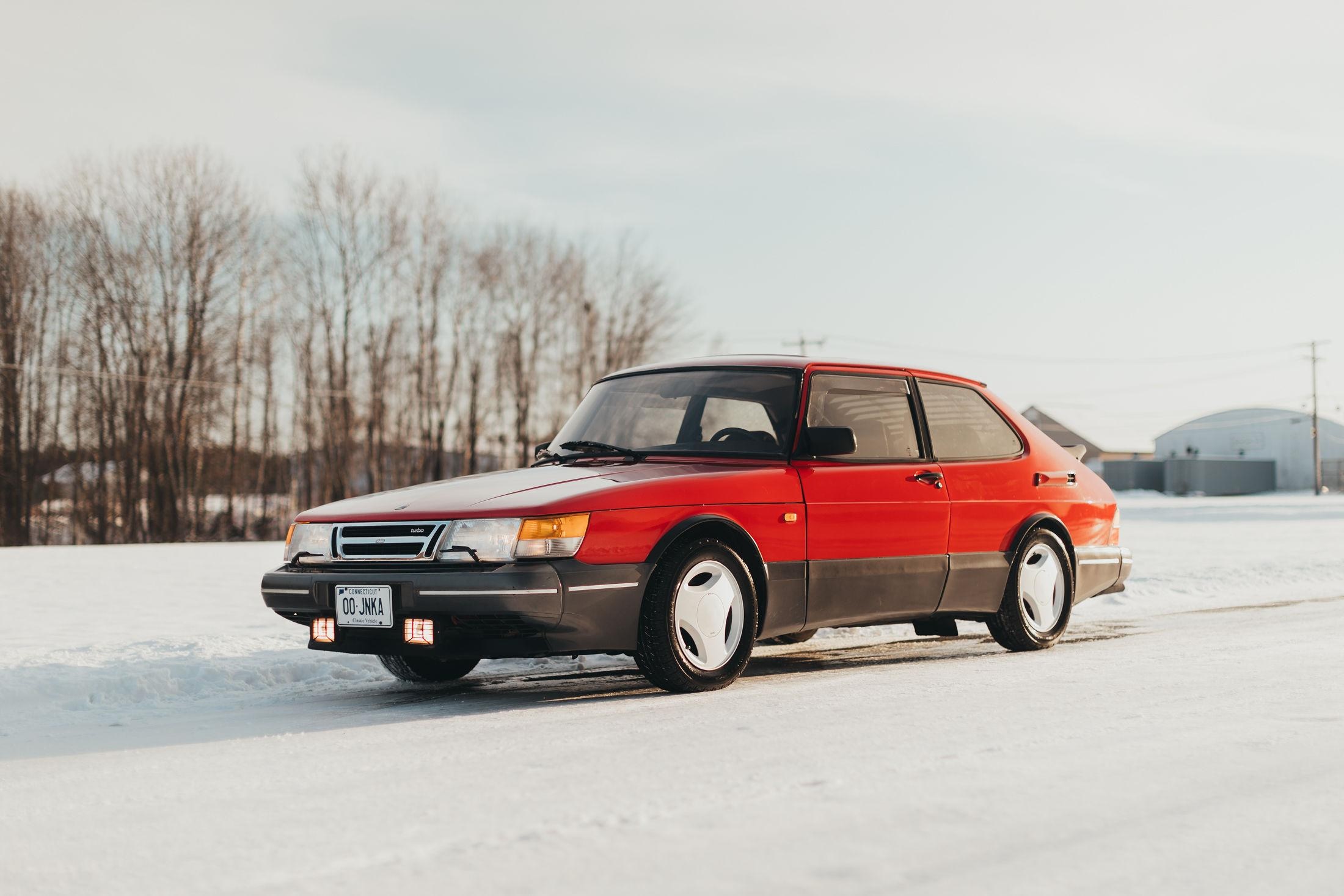 Saab 900 Turbo in the snow
