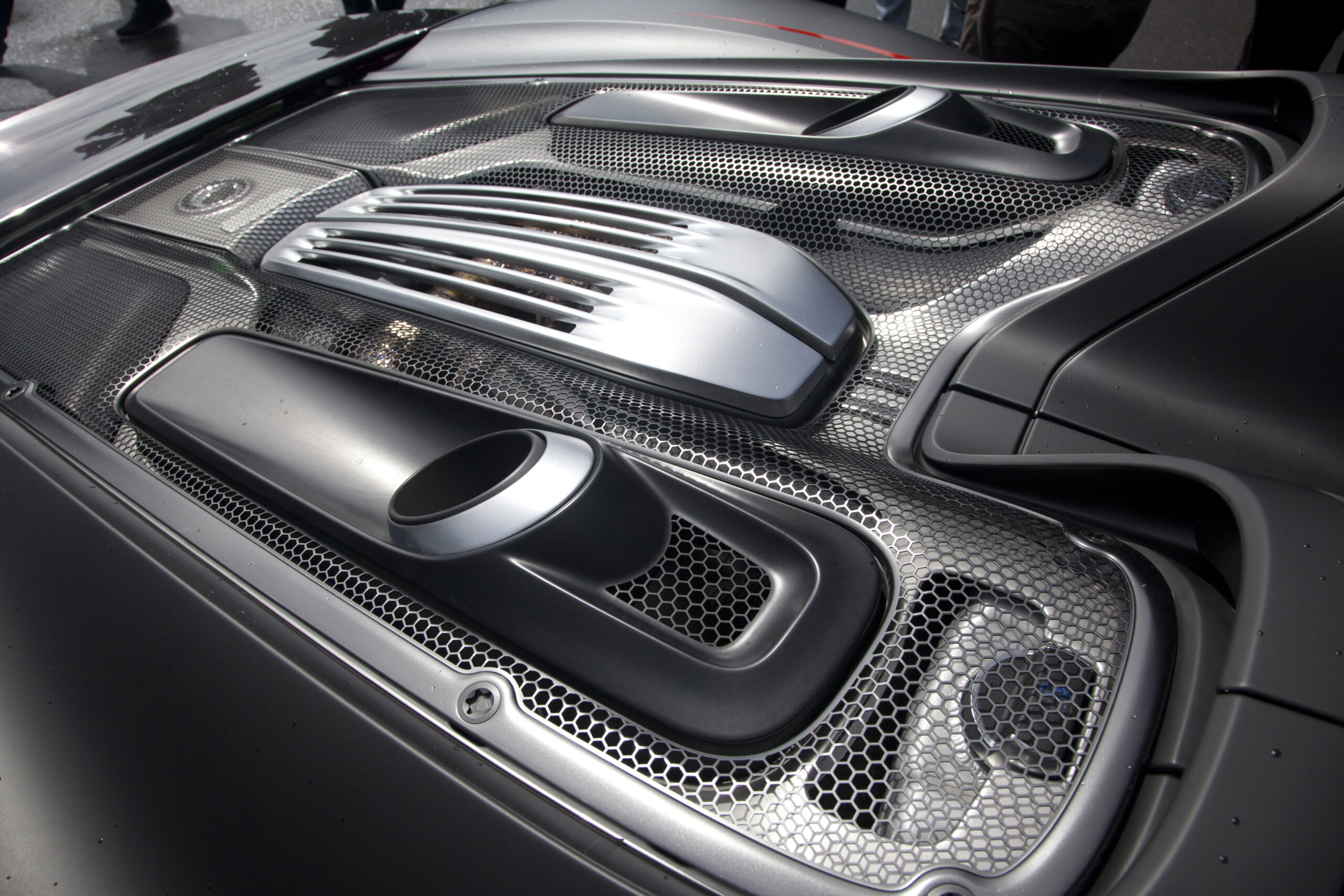 Porsche 918 Spyder engine and engine cover