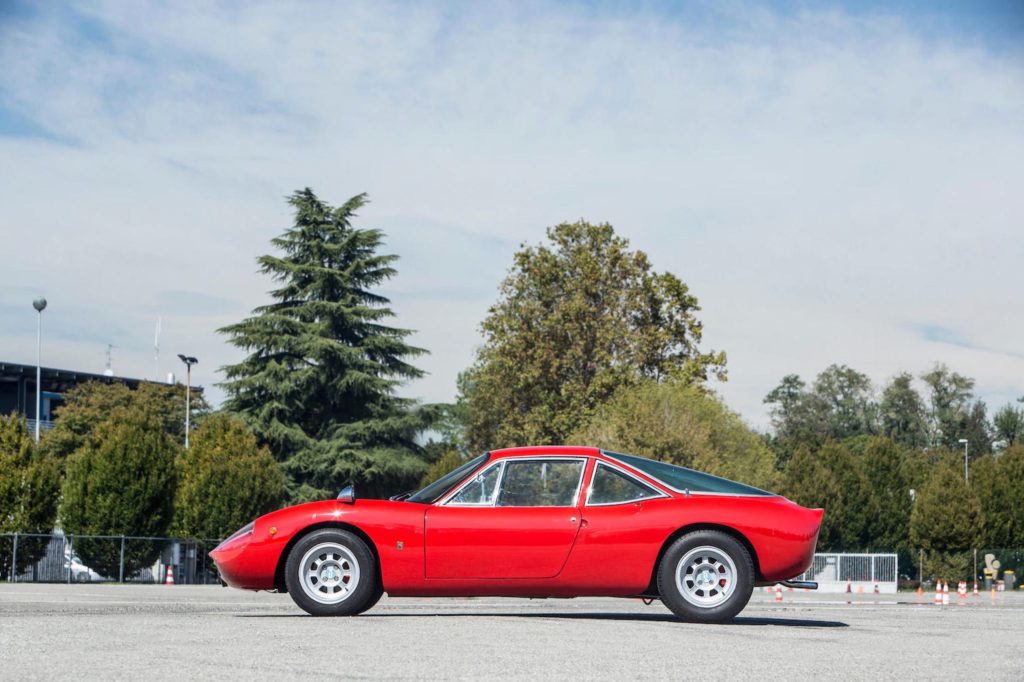 Side view of De Tomaso Vallelunga