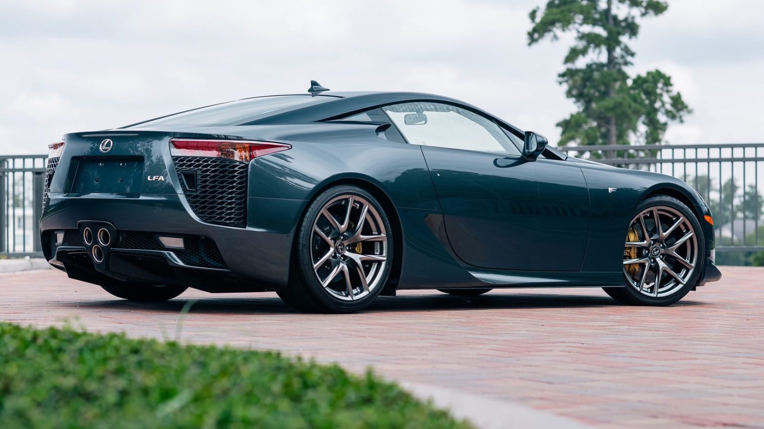 What Cars Come with a V10 Engine? - Featured Image