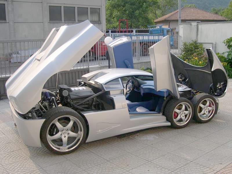 Due to the sheer length of the car, a 4.2L Audi V8 in the middle looks positively tiny