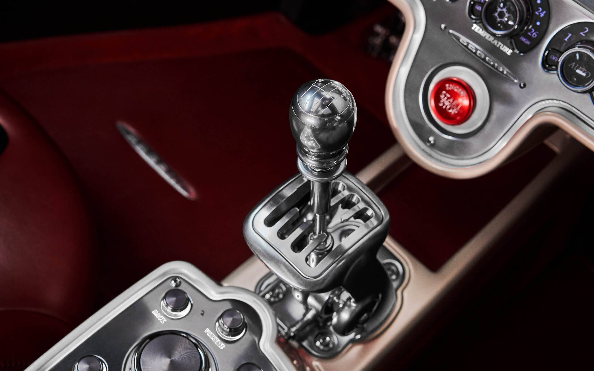 The exposed shifter of the Pagani Utopia