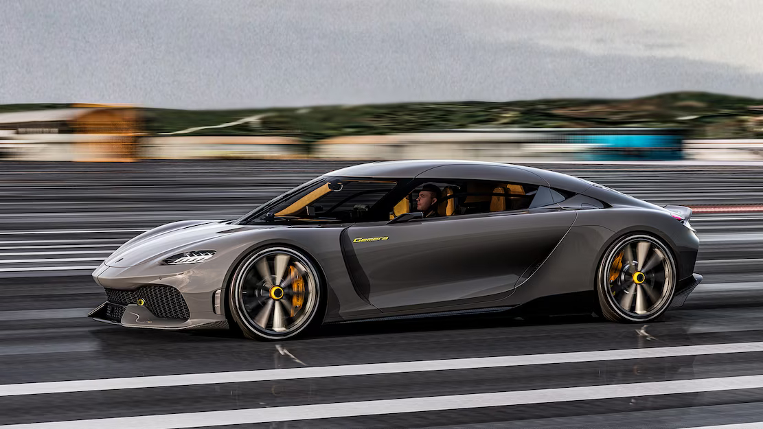A side shot of the Koenigsegg Gemera being driven at speed