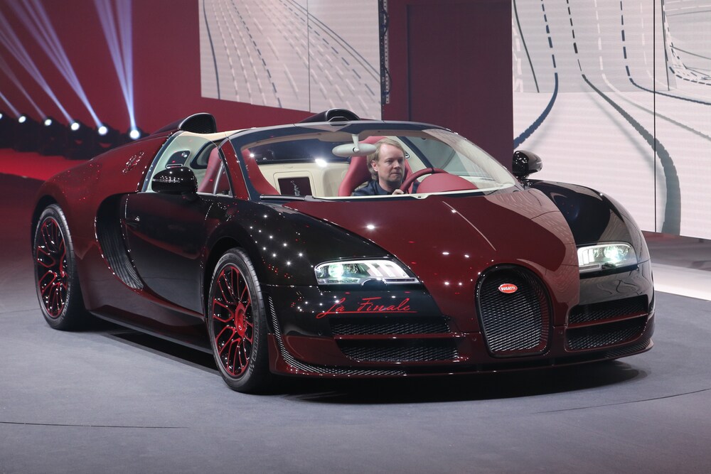 Bugatti Veyron Grand Sport Vitesse La Finale sporting a black and red carbon-fibre theme