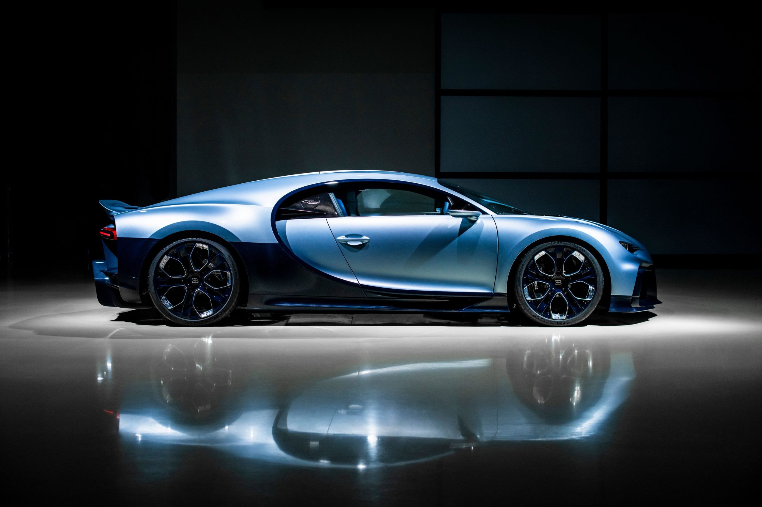 Mirrored image showing the side profile of the Bugatti Chiron Profilée.