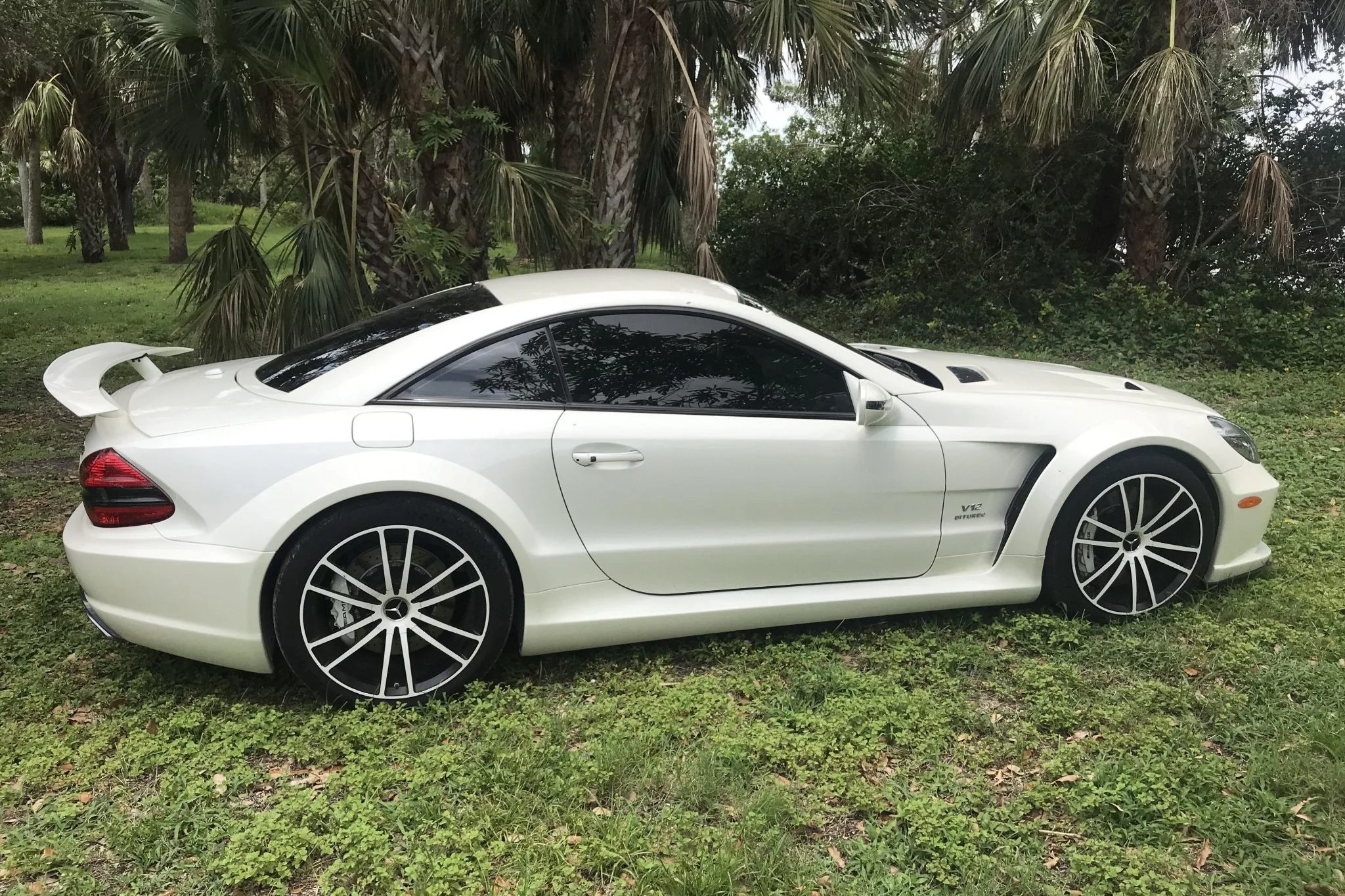 side profile of a white 2009 mercedes benz sl65 amg black series