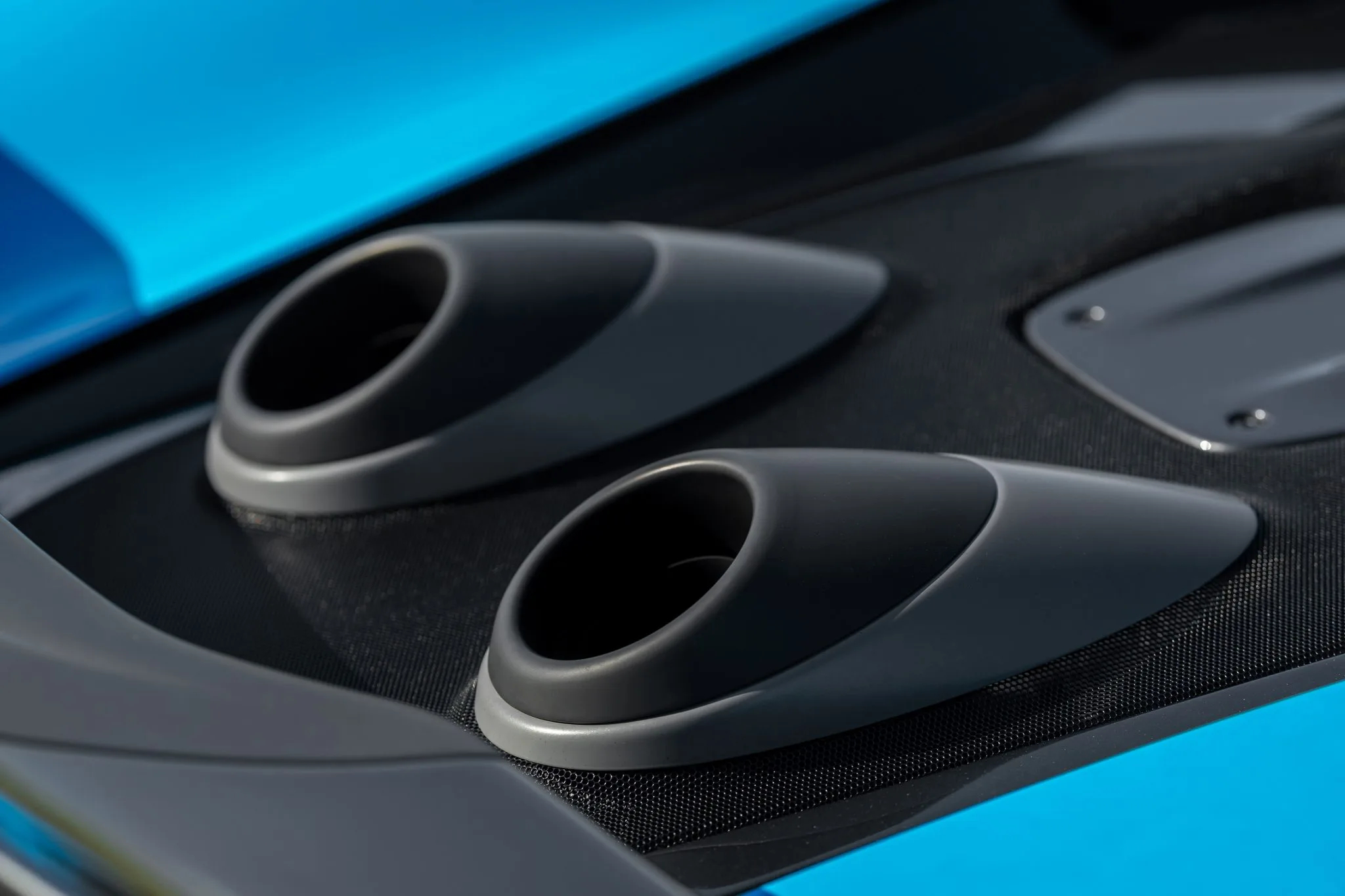 image showing the top-mounted exhaust pipes of the McLaren 600lt spider
