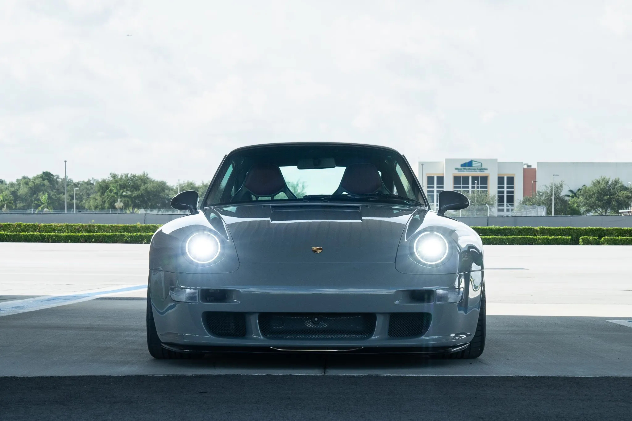 Frontal view of a Grey 1996 Porsche_Gunther Werks 400R