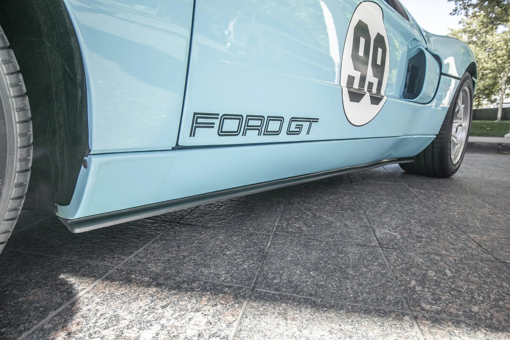 vue latérale en angle montrant les décalcomanies d'une Ford GT Heritage Edition 2006