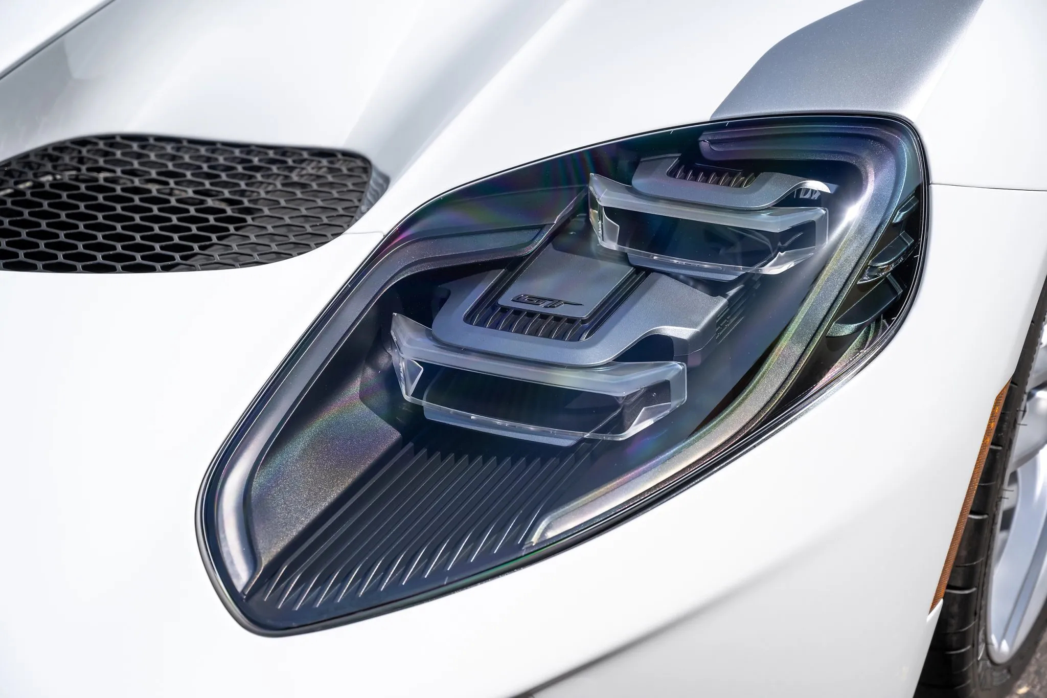 Headlight-closeup-of-a-2021-Ford-GT