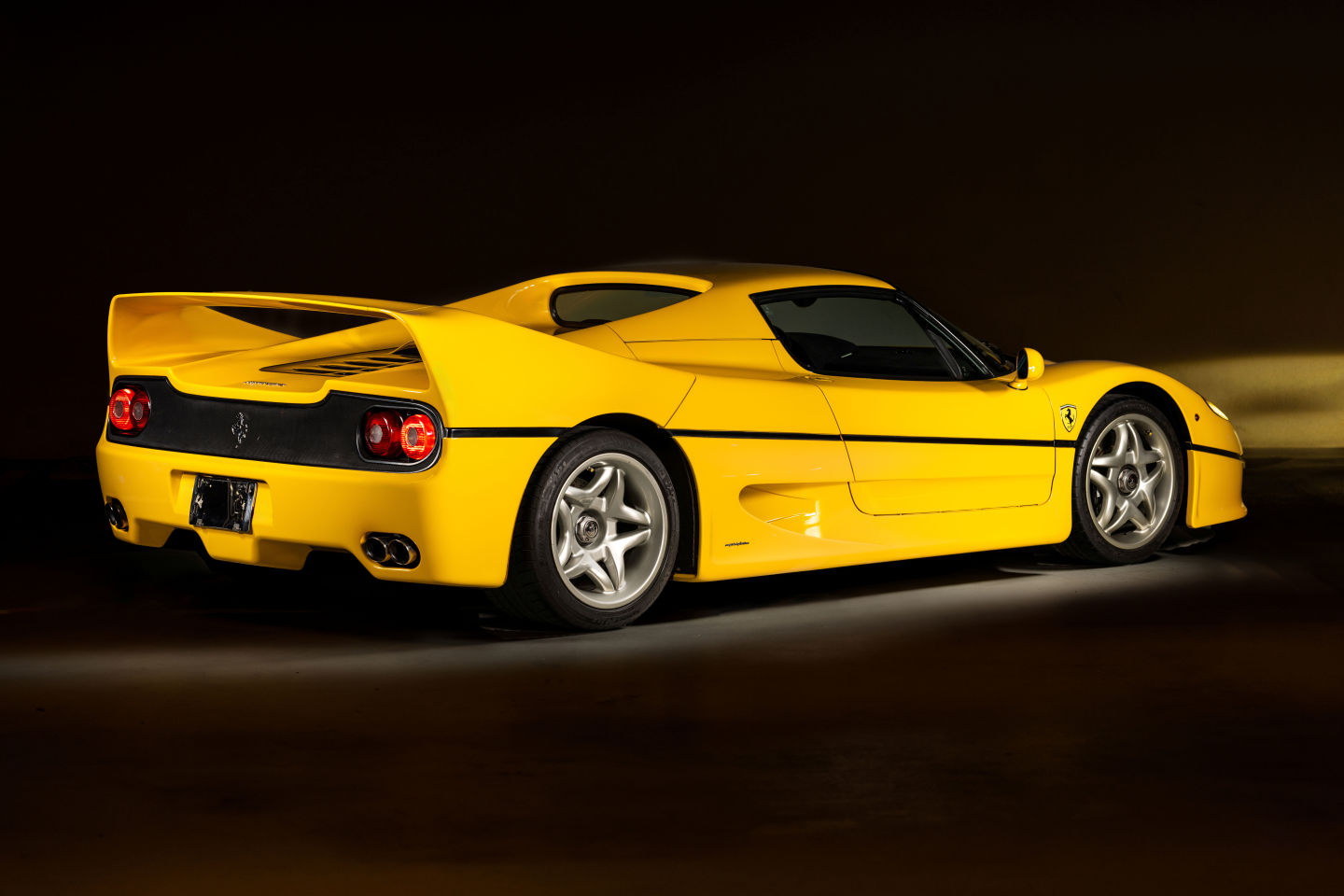 Profil incliné arrière d'une Ferrari F50 jaune